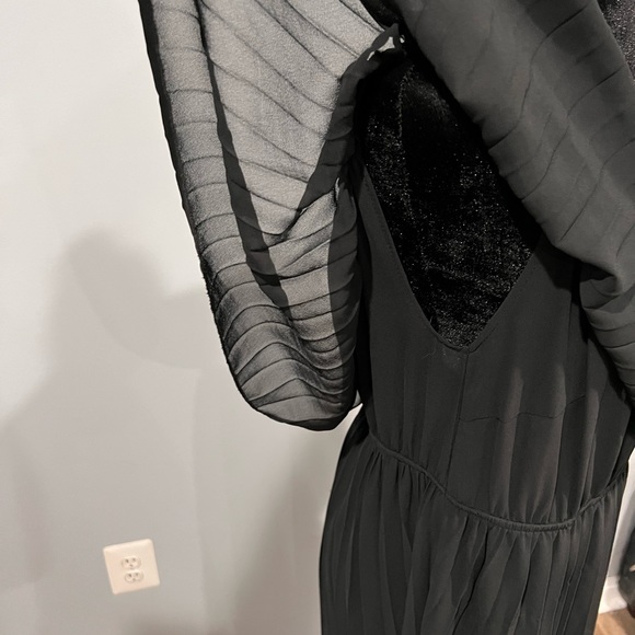 Off shoulder flattering black dress🖤 - Picture 5 of 11